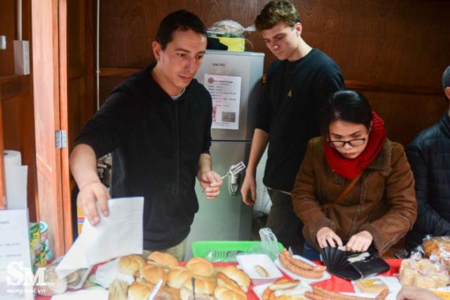 Người Hà Nội háo hức tới hội chợ Giáng sinh Đức lần đầu tiên ở Việt Nam - 2 Người Hà Nội háo hức tới hội chợ Giáng sinh Đức lần đầu tiên ở Việt Nam - 2