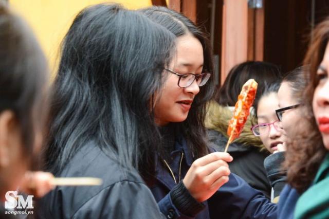 Người Hà Nội háo hức tới hội chợ Giáng sinh Đức lần đầu tiên ở Việt Nam - 4 Người Hà Nội háo hức tới hội chợ Giáng sinh Đức lần đầu tiên ở Việt Nam - 4