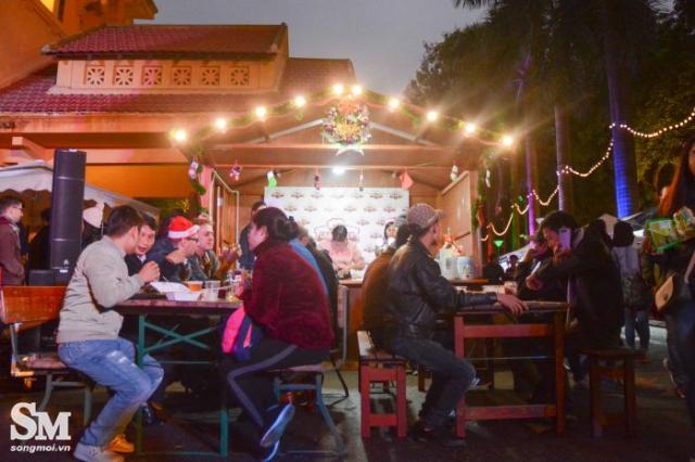 Người Hà Nội háo hức tới hội chợ Giáng sinh Đức lần đầu tiên ở Việt Nam - 5 Người Hà Nội háo hức tới hội chợ Giáng sinh Đức lần đầu tiên ở Việt Nam - 5