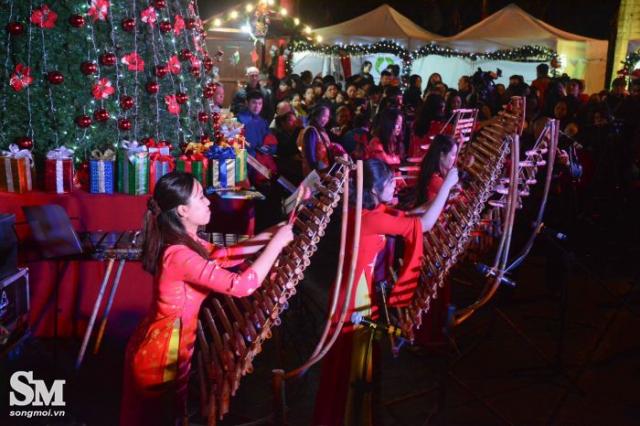 Người Hà Nội háo hức tới hội chợ Giáng sinh Đức lần đầu tiên ở Việt Nam - 9 Người Hà Nội háo hức tới hội chợ Giáng sinh Đức lần đầu tiên ở Việt Nam - 9