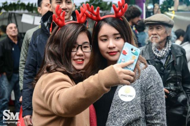 Người Hà Nội háo hức tới hội chợ Giáng sinh Đức lần đầu tiên ở Việt Nam - 11 Người Hà Nội háo hức tới hội chợ Giáng sinh Đức lần đầu tiên ở Việt Nam - 11