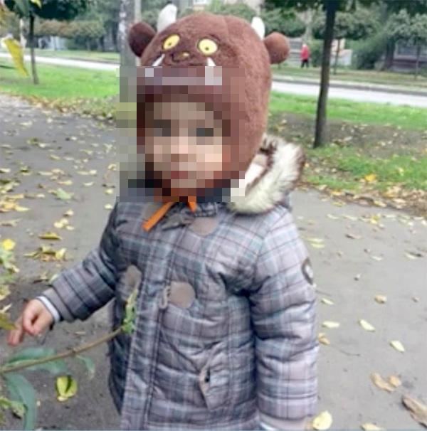 Bé 21 tháng tuổi chết oan vì bị người nhảy lầu tự tử rơi trúng - 0