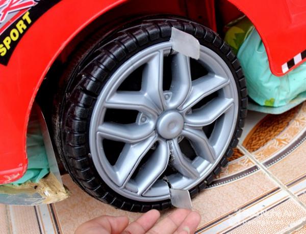 Học sinh THCS chế tạo phao cứu hộ ô tô bị ngập lụt - 1 Học sinh THCS chế tạo phao cứu hộ ô tô bị ngập lụt - 1