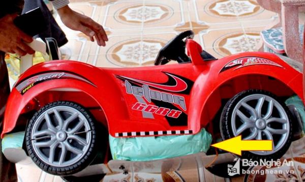 Học sinh THCS chế tạo phao cứu hộ ô tô bị ngập lụt - 2 Học sinh THCS chế tạo phao cứu hộ ô tô bị ngập lụt - 2