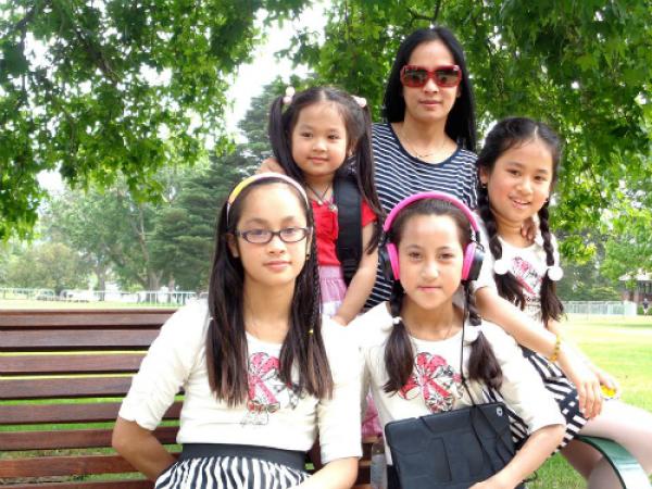 Bà mẹ người Việt tại Úc: Nuôi 5 con tôi vẫn mua được nhà, xe nhờ tiết kiệm - 1 Bà mẹ người Việt tại Úc: Nuôi 5 con tôi vẫn mua được nhà, xe nhờ tiết kiệm - 1