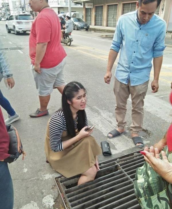 Đi đường “cắm mặt vào điện thoại”, gái xinh bị thụt chân xuống cống - 0