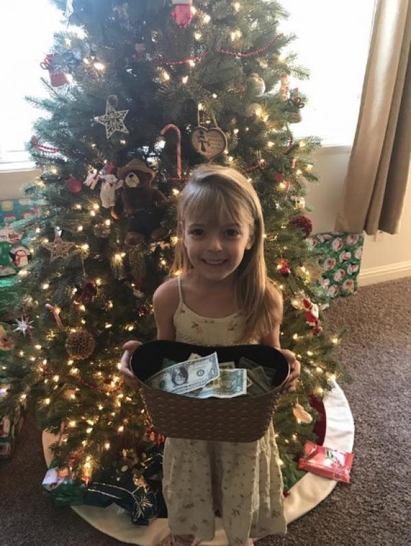 Quyết định đập heo đất sau nhiều ngày tiết kiệm, lý do của bé gái khiến mọi người xúc động - 0 Quyết định đập heo đất sau nhiều ngày tiết kiệm, lý do của bé gái khiến mọi người xúc động - 0