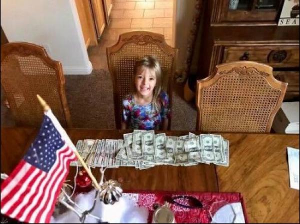 Quyết định đập heo đất sau nhiều ngày tiết kiệm, lý do của bé gái khiến mọi người xúc động - 1 Quyết định đập heo đất sau nhiều ngày tiết kiệm, lý do của bé gái khiến mọi người xúc động - 1