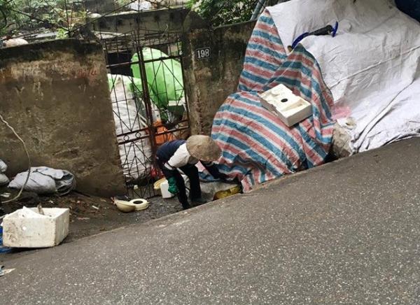 Cô đồng nát trả lại chiếc vòng vàng từ mớ phế liệu: Cao quý không ở nghề nghiệp mà ở tấm lòng - 1 Cô đồng nát trả lại chiếc vòng vàng từ mớ phế liệu: Cao quý không ở nghề nghiệp mà ở tấm lòng - 1