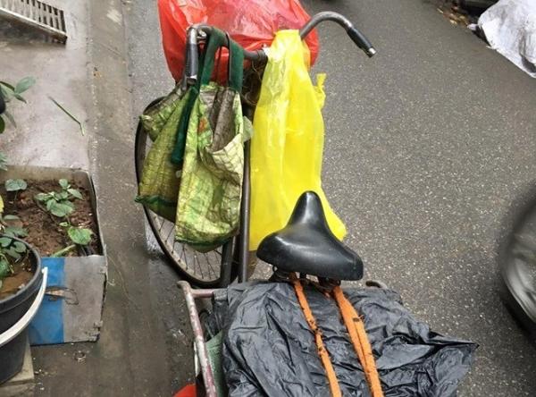 Cô đồng nát trả lại chiếc vòng vàng từ mớ phế liệu: Cao quý không ở nghề nghiệp mà ở tấm lòng - 2 Cô đồng nát trả lại chiếc vòng vàng từ mớ phế liệu: Cao quý không ở nghề nghiệp mà ở tấm lòng - 2