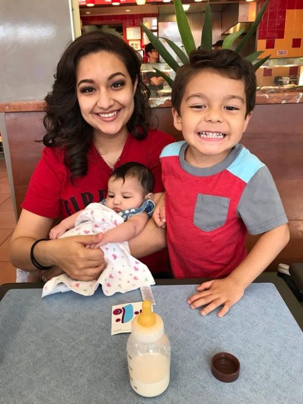 Cậu bé đàn hát trước tấm ảnh em gái làm lòng người xúc động: Xin hãy nhớ về tôi dù đã tạm biệt… - 2 Cậu bé đàn hát trước tấm ảnh em gái làm lòng người xúc động: Xin hãy nhớ về tôi dù đã tạm biệt… - 2