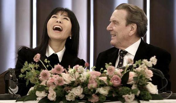 Hé lộ đám cưới lần thứ 5 của cựu Thủ tướng Đức Gerhard Schröder - 0 Hé lộ đám cưới lần thứ 5 của cựu Thủ tướng Đức Gerhard Schröder - 0