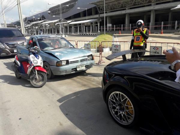 Đâm vào xe sang của ông chủ giàu có, vợ chồng người bán cá nghèo phải ‘bồi thường’ bằng lòng tốt - 1 Đâm vào xe sang của ông chủ giàu có, vợ chồng người bán cá nghèo phải ‘bồi thường’ bằng lòng tốt - 1