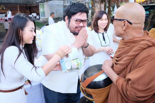 Đâm vào xe sang của ông chủ giàu có, vợ chồng người bán cá nghèo phải ‘bồi thường’ bằng lòng tốt - 7 Đâm vào xe sang của ông chủ giàu có, vợ chồng người bán cá nghèo phải ‘bồi thường’ bằng lòng tốt - 7