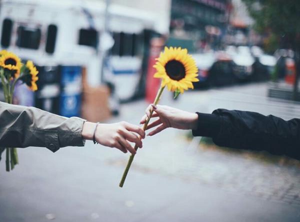 Đâm vào xe sang của ông chủ giàu có, vợ chồng người bán cá nghèo phải ‘bồi thường’ bằng lòng tốt - 9 Đâm vào xe sang của ông chủ giàu có, vợ chồng người bán cá nghèo phải ‘bồi thường’ bằng lòng tốt - 9