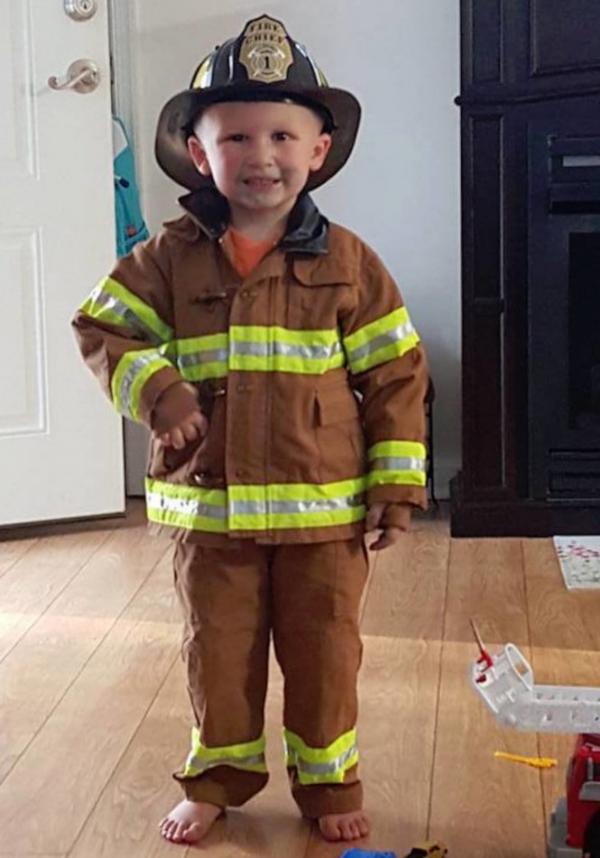 Không muốn xa mẹ, cậu bé ung thư kê gối nằm chờ trước cửa phòng tắm, rồi ra đi mãi mãi… - 1 Không muốn xa mẹ, cậu bé ung thư kê gối nằm chờ trước cửa phòng tắm, rồi ra đi mãi mãi… - 1