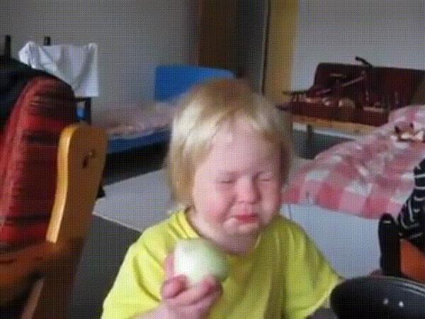 Mẹ Đức gây sốt khi dạy con bài học từ việc ăn hành tây cay đến giàn giụa nước mắt - 0 Mẹ Đức gây sốt khi dạy con bài học từ việc ăn hành tây cay đến giàn giụa nước mắt - 0