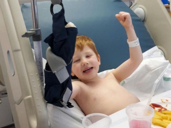 Bàn tay cậu bé 4 tuổi bị tổn thương nặng nề vì mắc kẹt vào thang cuốn – thêm một lời cảnh báo tới các cha mẹ - 0 Bàn tay cậu bé 4 tuổi bị tổn thương nặng nề vì mắc kẹt vào thang cuốn – thêm một lời cảnh báo tới các cha mẹ - 0