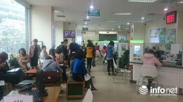 Cận Tết, khách chờ chực la liệt tại quầy giao dịch ngân hàng - 0