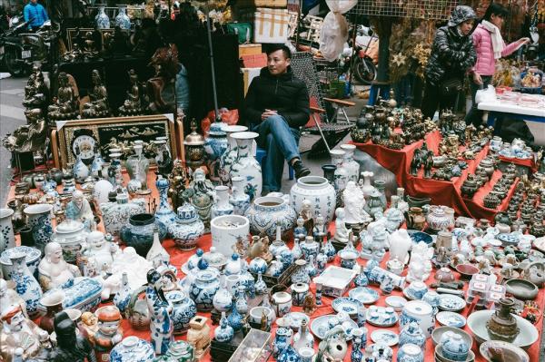 Những món đồ khó định giá ở phiên chợ đồ cổ giữa thủ đô - 1 Những món đồ khó định giá ở phiên chợ đồ cổ giữa thủ đô - 1