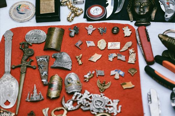 Những món đồ khó định giá ở phiên chợ đồ cổ giữa thủ đô - 8 Những món đồ khó định giá ở phiên chợ đồ cổ giữa thủ đô - 8