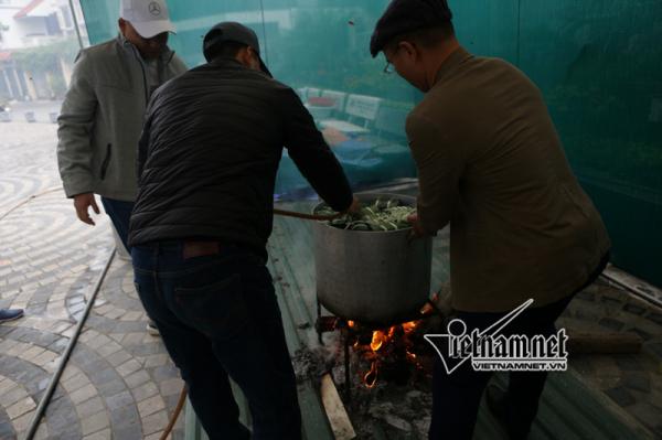 Nồi bánh chưng đỏ lửa khắp phố Hà Nội - 2 Nồi bánh chưng đỏ lửa khắp phố Hà Nội - 2