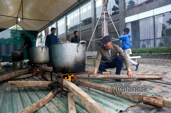 Nồi bánh chưng đỏ lửa khắp phố Hà Nội - 3 Nồi bánh chưng đỏ lửa khắp phố Hà Nội - 3