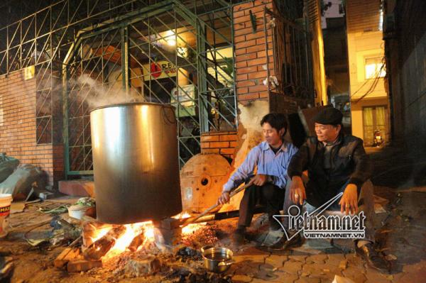 Nồi bánh chưng đỏ lửa khắp phố Hà Nội - 5 Nồi bánh chưng đỏ lửa khắp phố Hà Nội - 5