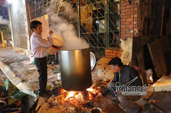 Nồi bánh chưng đỏ lửa khắp phố Hà Nội - 6 Nồi bánh chưng đỏ lửa khắp phố Hà Nội - 6