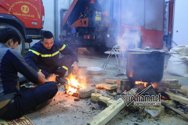 Nồi bánh chưng đỏ lửa khắp phố Hà Nội - 9 Nồi bánh chưng đỏ lửa khắp phố Hà Nội - 9