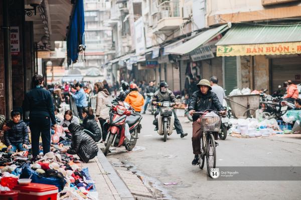 Buổi sáng cuối cùng của năm chẳng còn khói bụi hay dòng người tất tả ngược xuôi, Hà Nội bỗng bình yên đến lạ - 11
