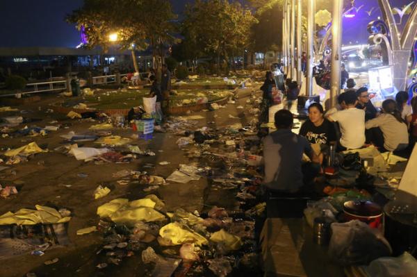 Biển rác ở trung tâm Sài Gòn sau màn pháo hoa đêm giao thừa - 0