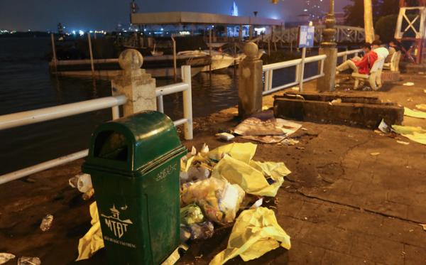 Biển rác ở trung tâm Sài Gòn sau màn pháo hoa đêm giao thừa - 2