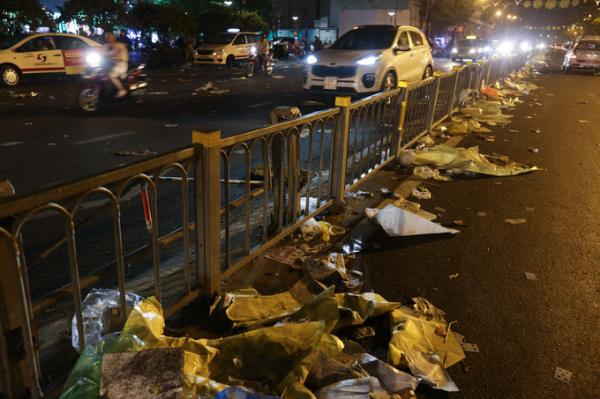 Biển rác ở trung tâm Sài Gòn sau màn pháo hoa đêm giao thừa - 3