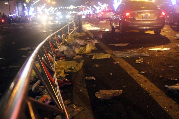 Biển rác ở trung tâm Sài Gòn sau màn pháo hoa đêm giao thừa - 4