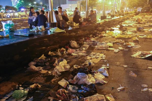 Biển rác ở trung tâm Sài Gòn sau màn pháo hoa đêm giao thừa - 5