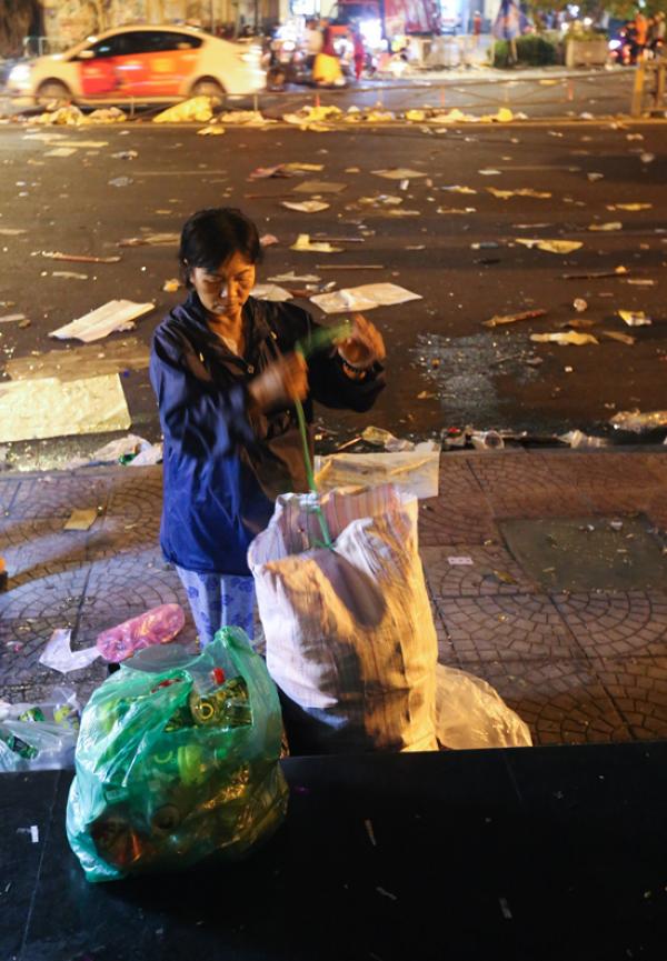 Biển rác ở trung tâm Sài Gòn sau màn pháo hoa đêm giao thừa - 7