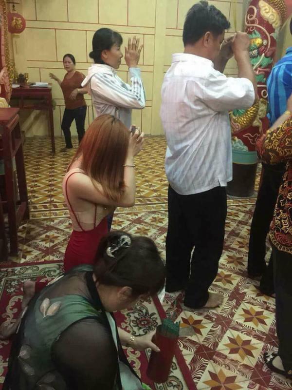 Ngán ngẩm hình ảnh các thiếu nữ ăn mặc thiếu vải đi chùa đầu năm - 1 Ngán ngẩm hình ảnh các thiếu nữ ăn mặc thiếu vải đi chùa đầu năm - 1