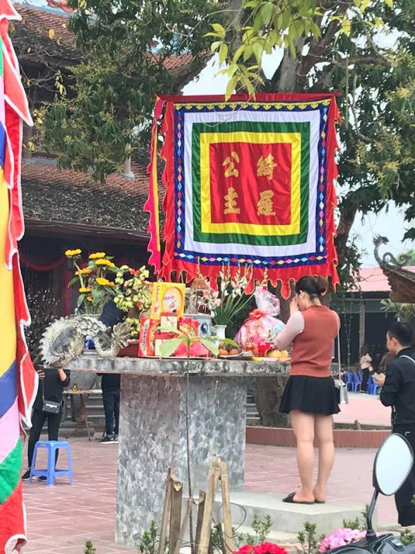 Ngán ngẩm hình ảnh các thiếu nữ ăn mặc thiếu vải đi chùa đầu năm - 6 Ngán ngẩm hình ảnh các thiếu nữ ăn mặc thiếu vải đi chùa đầu năm - 6