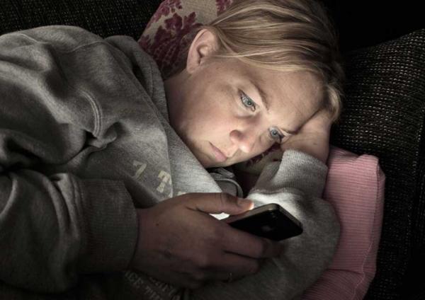 Nếu bạn phải sử dụng điện thoại trước khi ngủ, hãy nhớ thật kỹ 8 điều sau - 2 Nếu bạn phải sử dụng điện thoại trước khi ngủ, hãy nhớ thật kỹ 8 điều sau - 2