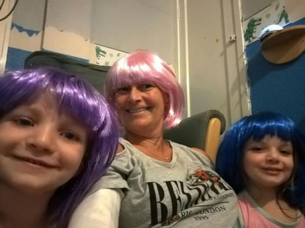 Ngày nào anh ấy cũng đội bộ tóc giả màu hồng rực rỡ, hỏi ra mới biết tất cả là vì người vợ thân yêu - 4