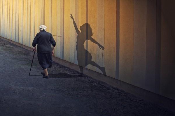 Khi về già, người ta tiếc nuối điều gì nhất?: Người trẻ ơi, hãy tỉnh ngộ đi! - 2