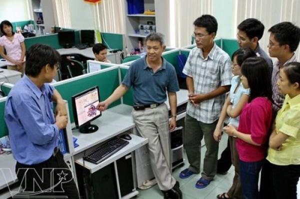 Cậu bé bán thuốc lá dạo ở VN trở thành nhà khoa học tài giỏi ở Mỹ - 1