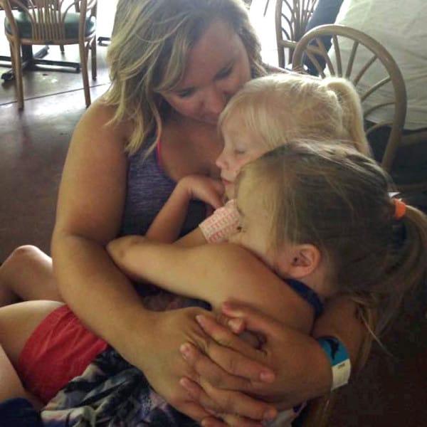 Phát hiện ra kẻ lấy trộm ví của mình trong cửa hàng, người phụ nữ nói 1 câu khiến tên cướp phải bật khóc - 1