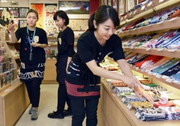 Nhiều nữ thực tập sinh Việt Nam tại Nhật bị ăn chặn tiền lương - 0