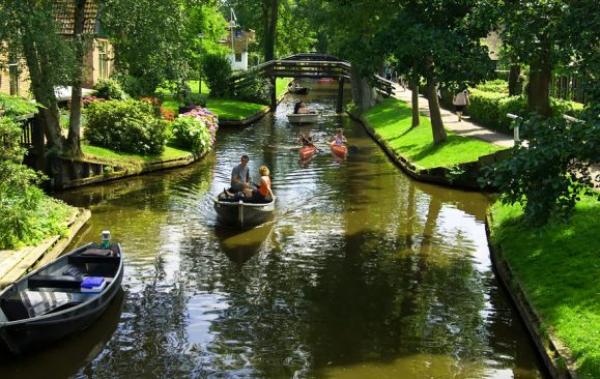 Đến thăm ngôi làng dập dềnh sóng nước ở Hà Lan, nơi thời gian phủ bóng những lớp rêu xanh - 3 Đến thăm ngôi làng dập dềnh sóng nước ở Hà Lan, nơi thời gian phủ bóng những lớp rêu xanh - 3