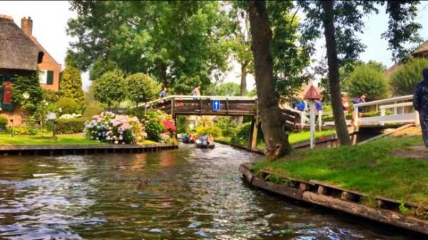 Đến thăm ngôi làng dập dềnh sóng nước ở Hà Lan, nơi thời gian phủ bóng những lớp rêu xanh - 9 Đến thăm ngôi làng dập dềnh sóng nước ở Hà Lan, nơi thời gian phủ bóng những lớp rêu xanh - 9