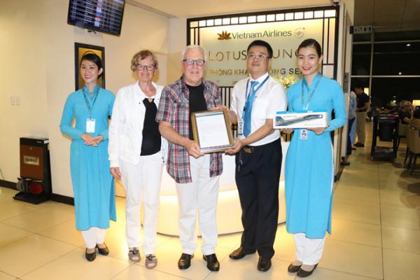 Vietnam Airlines tri ân bác sĩ Đức cấp cứu hành khách - 0 Vietnam Airlines tri ân bác sĩ Đức cấp cứu hành khách - 0