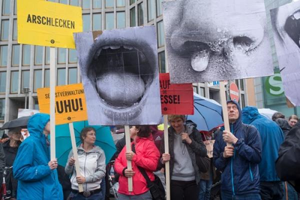 13.000 người biểu tình dưới mưa phản đối giá thuê nhà tăng vọt ở Berlin - 2 13.000 người biểu tình dưới mưa phản đối giá thuê nhà tăng vọt ở Berlin - 2