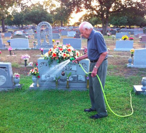 Mộ con trai chết trẻ bất ngờ xanh cỏ, khi bí mật được tiết lộ, người mẹ cứ thế khóc nức nở - 1 Mộ con trai chết trẻ bất ngờ xanh cỏ, khi bí mật được tiết lộ, người mẹ cứ thế khóc nức nở - 1